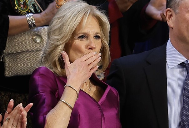 Целувка между първата дама на САЩ Джил Байдън и съпруга